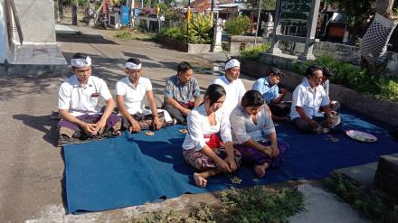 Sembahyang Bersama di Padmasana Kantor Perbekel Banyupoh